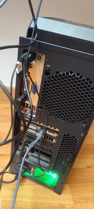 PC Sobremesa Antec Negro + Monitor Samsung UHD 28