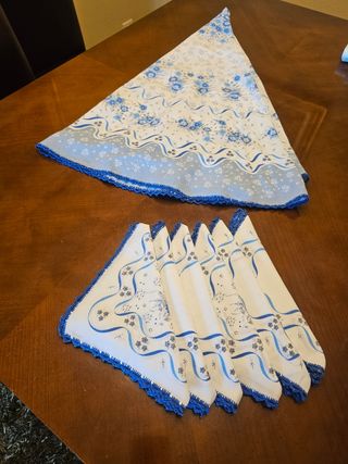 Mantel redondo floral azul y blanco