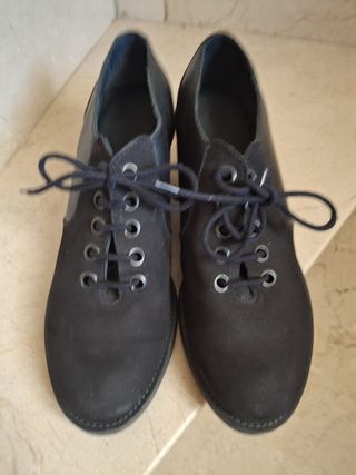 Zapatos de cordones negros para mujer