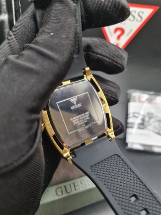 Reloj Guess Dorado y Negro