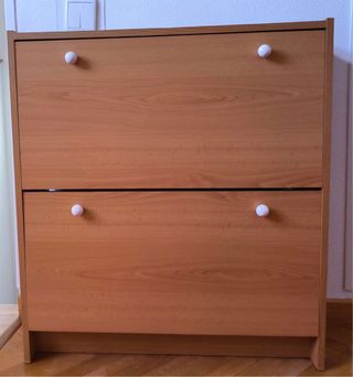 Mueble de madera con 2 cajones para zapatos.