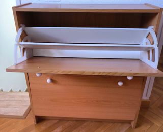 Mueble de madera con 2 cajones para zapatos.