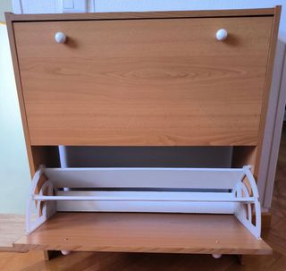 Mueble de madera con 2 cajones para zapatos.