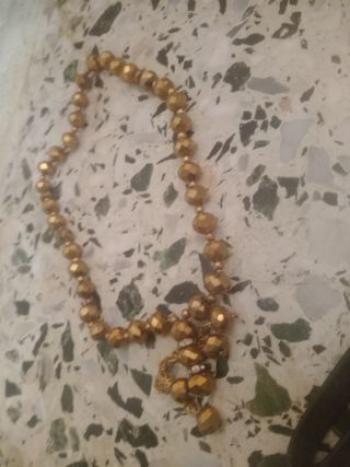 Collar de cuentas doradas