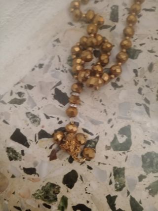 Collar de cuentas doradas