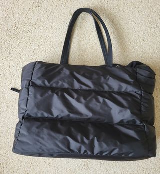 Bolso shopper negro acolchado con cremalleras. Nue