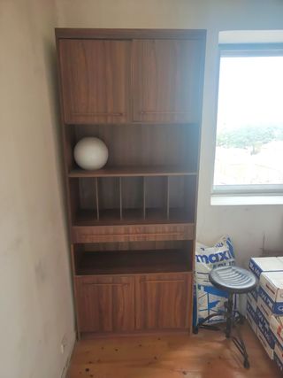 Armario de madera marrón