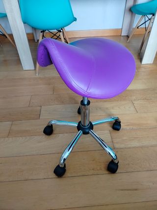 Banqueta con ruedas púrpura