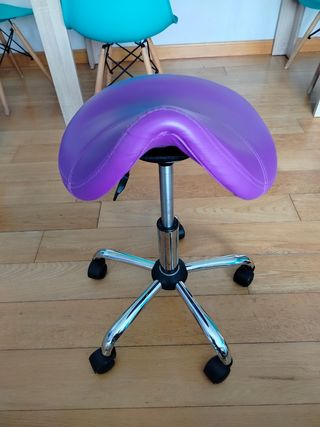 Banqueta con ruedas púrpura