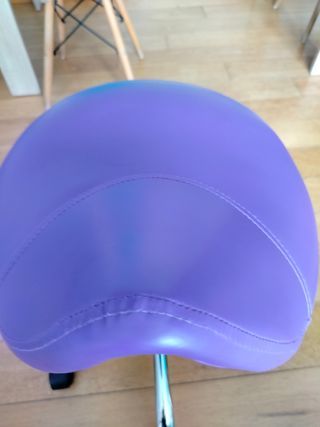 Banqueta con ruedas púrpura