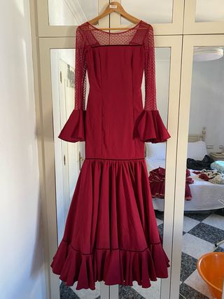 Traje de flamenca burdeos con volantes