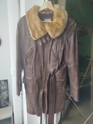 Cazadora de cuero marrón con cuello de pelo