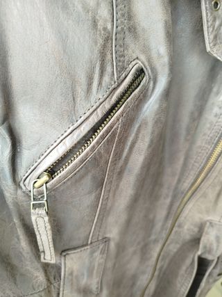 Cazadora de cuero marrón con cuello de pelo