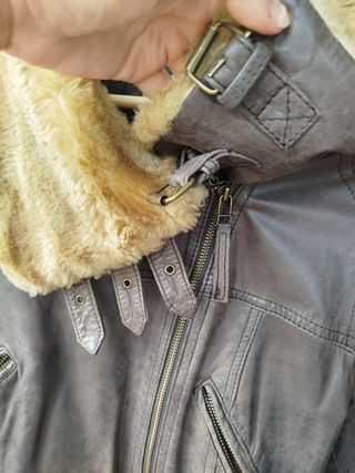 Cazadora de cuero marrón con cuello de pelo