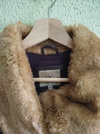 Cazadora de cuero marrón con cuello de pelo