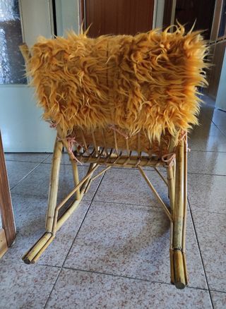 Sedia a dondolo vintage in vimini anni '70 bambini