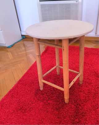 Mesa auxiliar con tapete de rayas