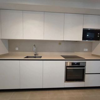 Montador de cocinas con electrodomésticos integrad
