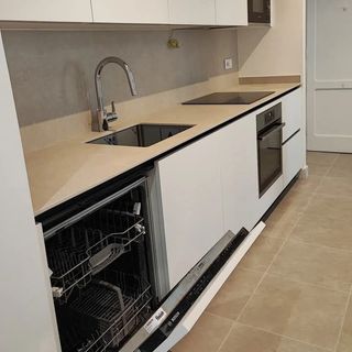Montador de cocinas con electrodomésticos integrad