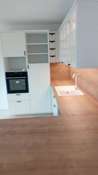 Montador de cocinas con ajustes finos y perfectos
