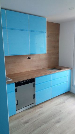 Montador de cocinas con ajustes finos y perfectos
