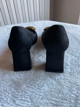 Scarpe Zara con fibbia dorata