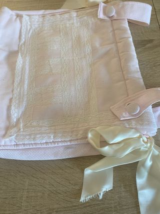 Saco capazo rosa con encaje y lazos