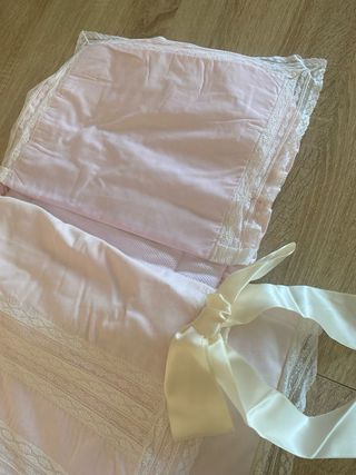 Saco capazo rosa con encaje y lazos
