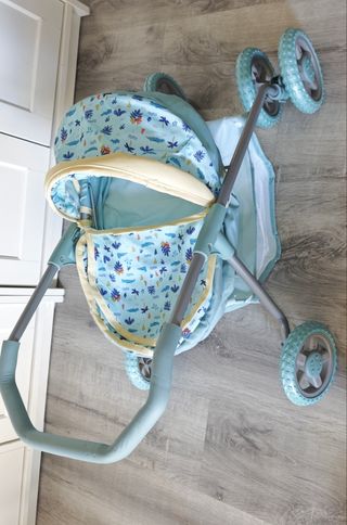 Carrito de bebé de juguete