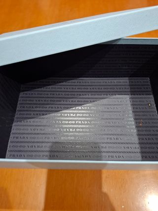 Caja de zapatos Prada azul
