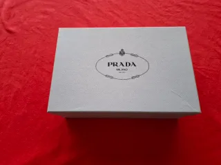 Caja de zapatos Prada azul
