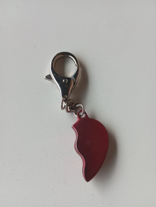 Llavero de metal rojo, forma de corazón partido