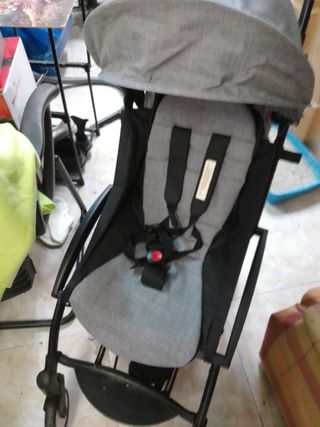 Carrito de bebé gris tengo la barrera 