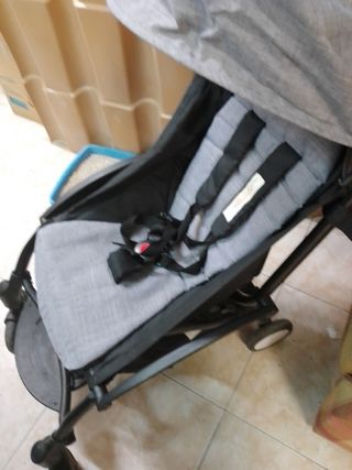 Carrito de bebé gris tengo la barrera 