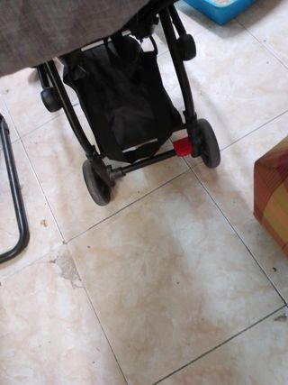 Carrito de bebé gris tengo la barrera 