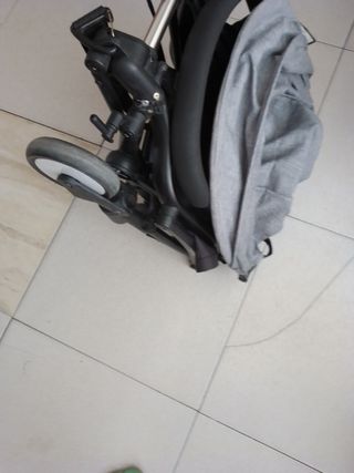 Carrito de bebé gris tengo la barrera 