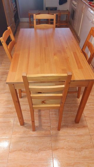 Mesa de cocina de madera con 4 sillas