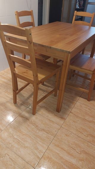Mesa de cocina de madera con 4 sillas