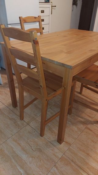 Mesa de cocina de madera con 4 sillas