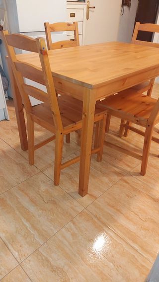 Mesa de cocina de madera con 4 sillas