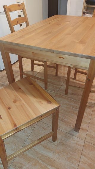 Mesa de cocina de madera con 4 sillas