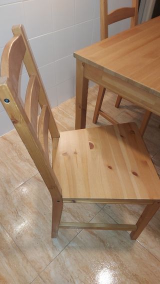 Mesa de cocina de madera con 4 sillas