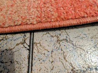 Alfombra de salón beige y naranja