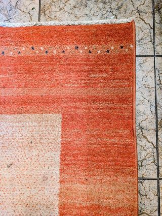 Alfombra de salón beige y naranja