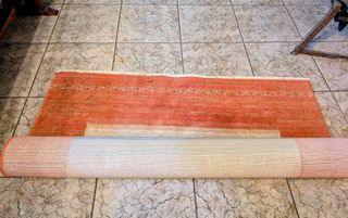 Alfombra de salón beige y naranja