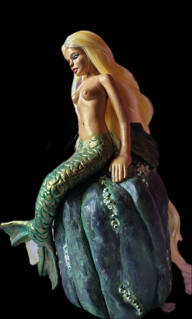 Figura de sirena dorada y verde