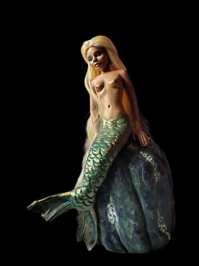 Figura de sirena dorada y verde