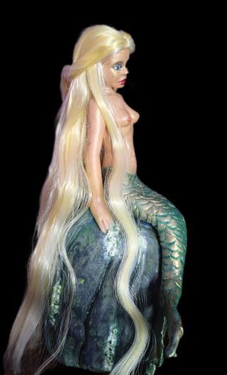 Figura de sirena dorada y verde