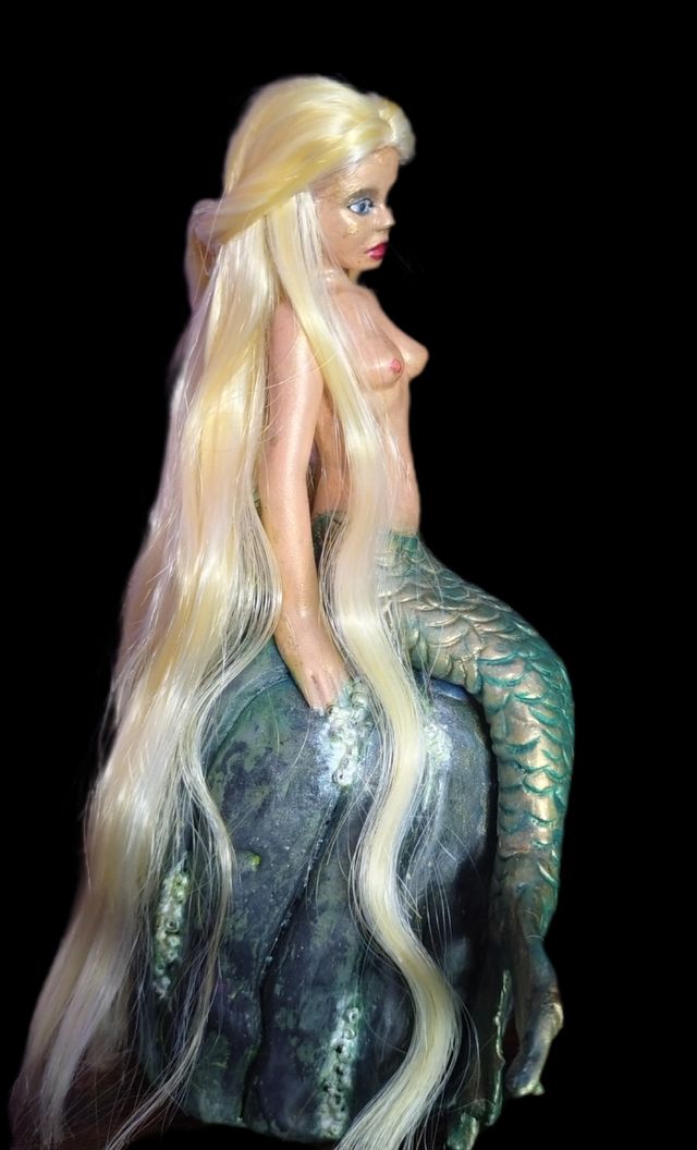 Figura de sirena dorada y verde
