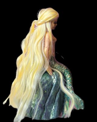 Figura de sirena dorada y verde